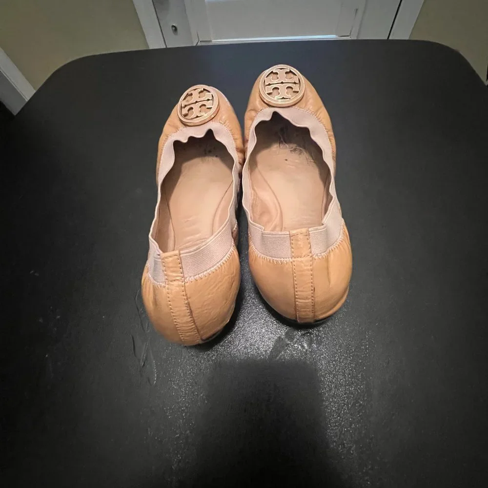 Tory Burch size 8.5 carolina ballerina flat shoes patent round toe stretch tan